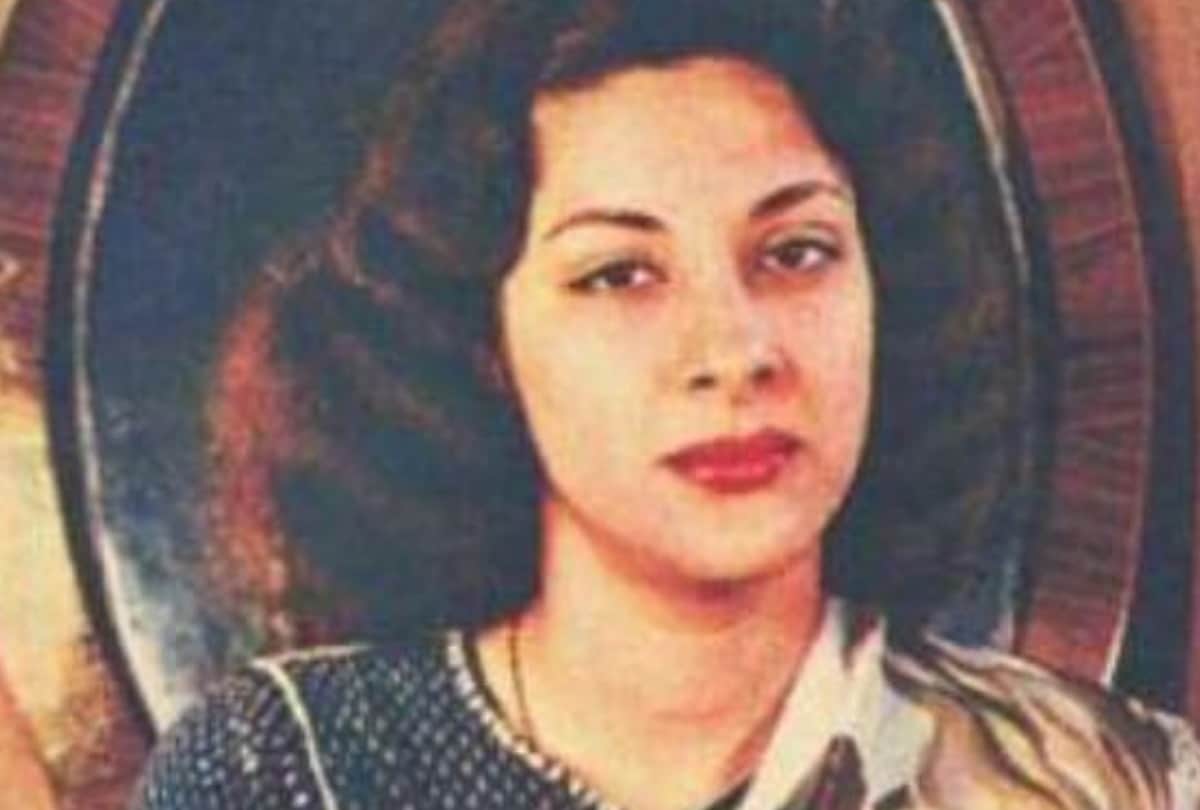 nargis dutt  daughter namrata revealed that her mother could not control her tears after seeing her in mirror after cancer sunil dutt take care of her