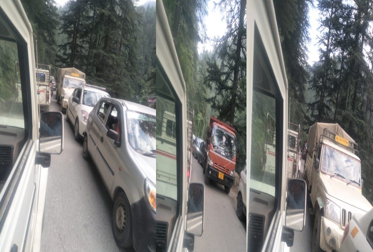 The road started getting jammed due to the crowd of tourists, vehicles stuck on Aut-Ani-Sainj Highway-305