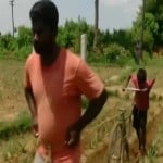 बेटे की साइकिल से खेत जोतता किसान