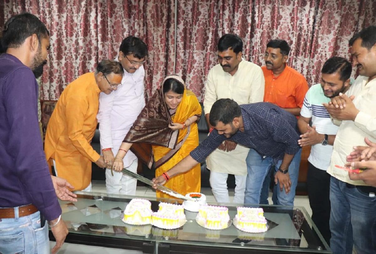 Madhya Pradesh: BJP woman MP Riti Pathak cut cake with sword on her birthday Singrauli, photos went viral