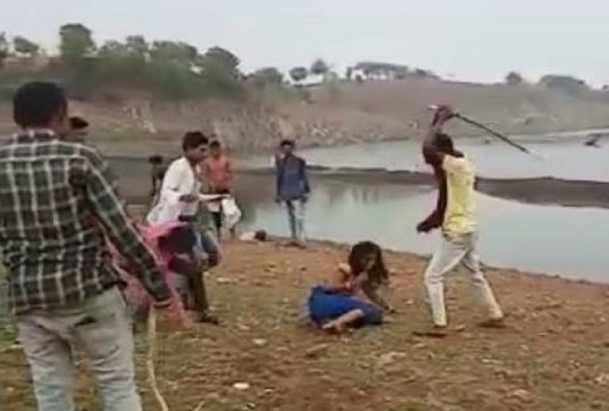 Madhya Pradesh :   two girls of Dhar district were seen being beaten up by their family  viral vedio on social media,  case registered seven arrested in dhar