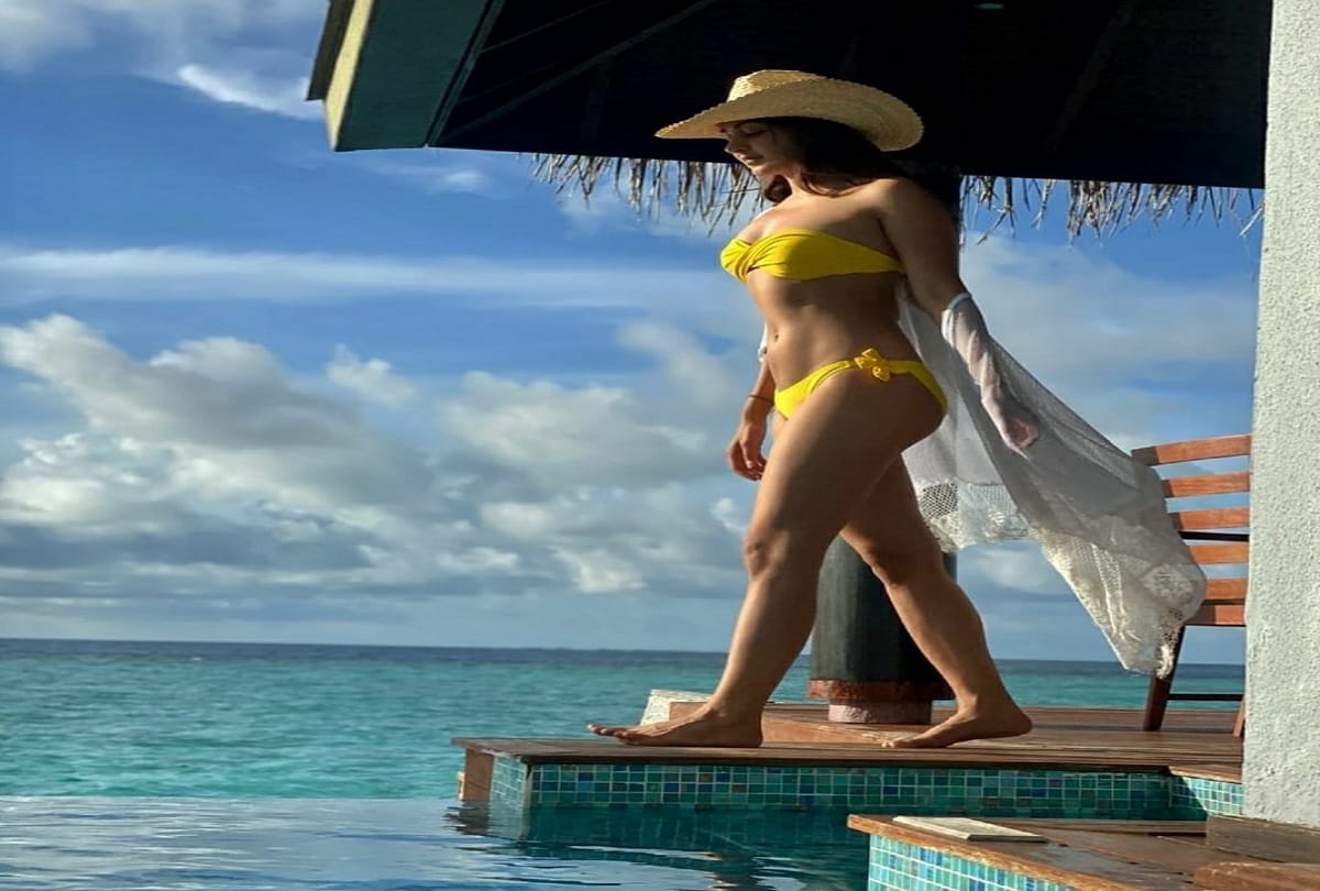 kiara advani bikini look in yellow dress in hindi