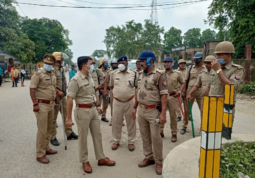 zila panchayat adhyaksh election six people including four women arrested for  fake voting in ballia