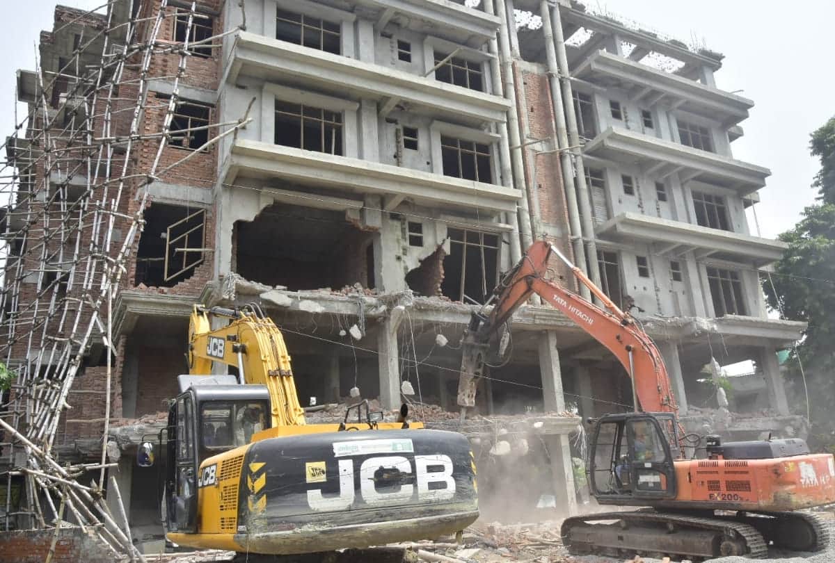 LDA demolished the building of dawood ahmad.