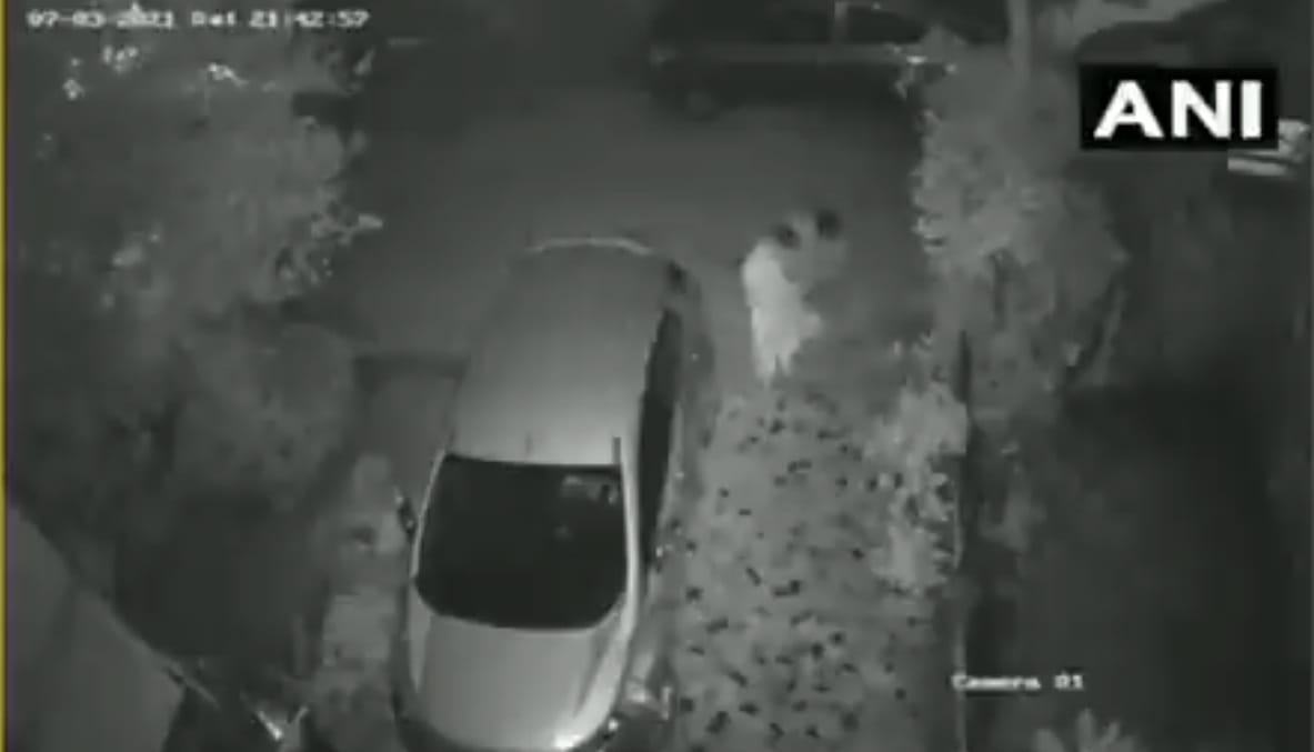 man snatched away the handbag of an elderly woman in front of her house in CR Park area