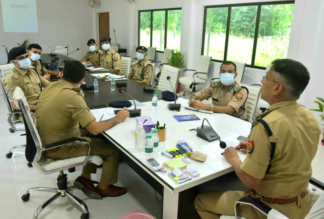 police officers Meeting in view of Sawan and upcoming festivals in varanasi Police Commissioner a satish ganesh said Indecency with devotees is not tolerated