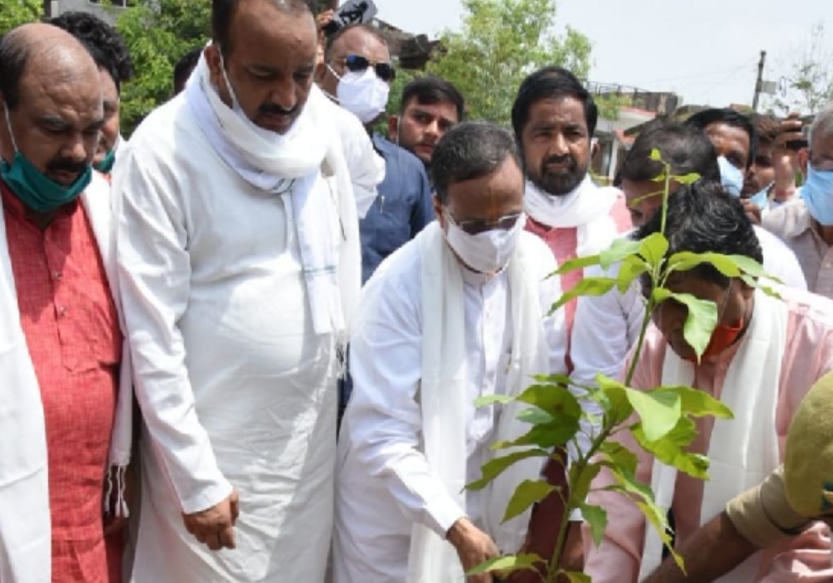 Deputy CM made a scathing attack on Gandhi's family, said- Congress and SP engulfed in the swamp in the election of Zip President