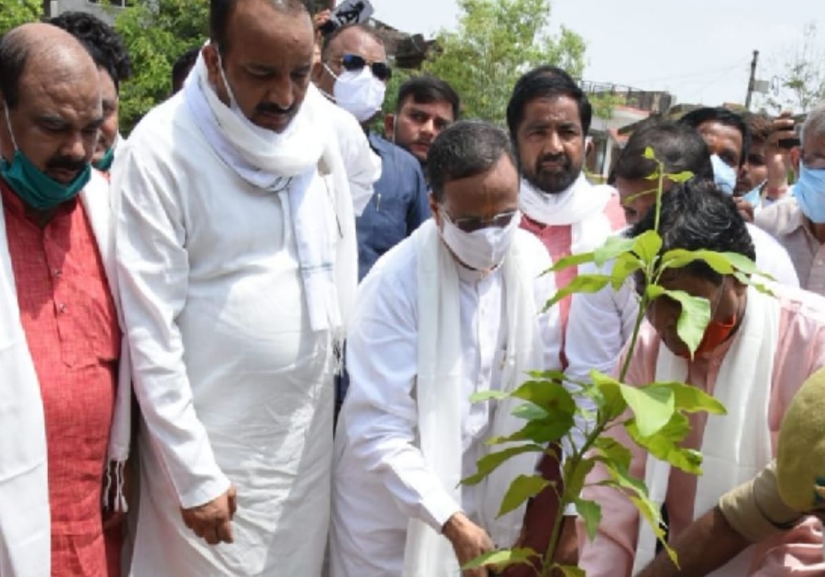 Deputy CM made a scathing attack on Gandhi's family, said- Congress and SP engulfed in the swamp in the election of Zip President
