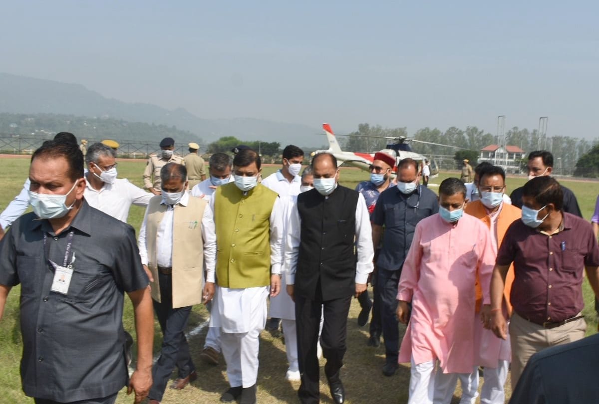 Himachal News: Negligence in cm jairam thakur security personnel try to reach near helicopter