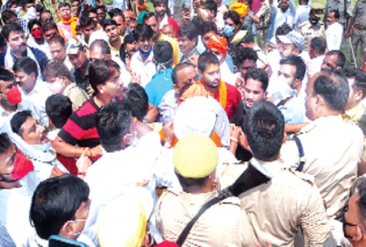 Case filed against BJP candidate Kshama Singh and her husband, police also tightened the noose on 13 activists who blocked