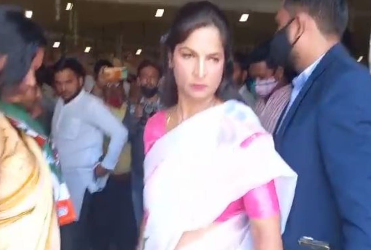 misbehave with mahila morcha leader preeti tiwari in Congress training camp in mathura