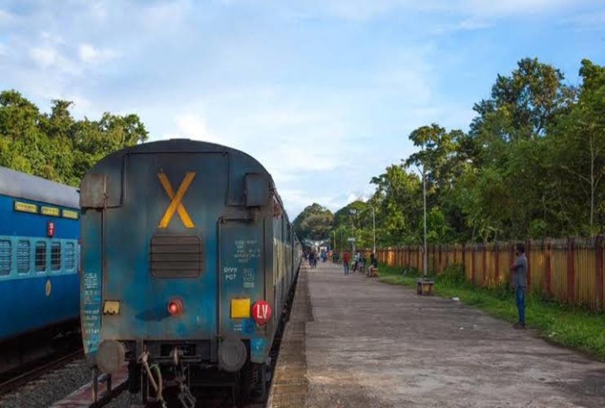 know about X or cross symbol and lv written board on last coach of train
