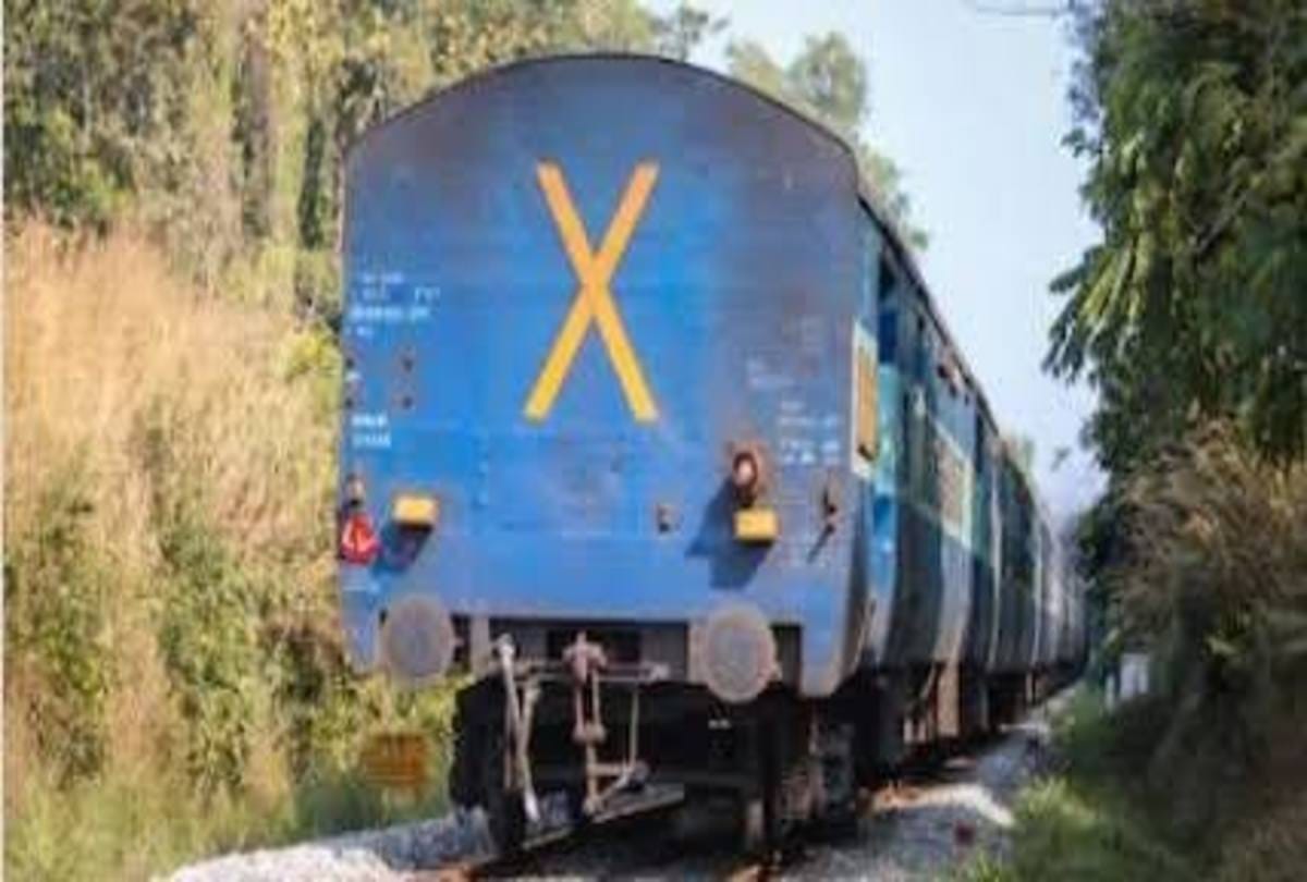know about X or cross symbol and lv written board on last coach of train