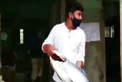 ‘Subarnalata’ actor Arindam Pramanik sells fish due to lack of work and lockdown