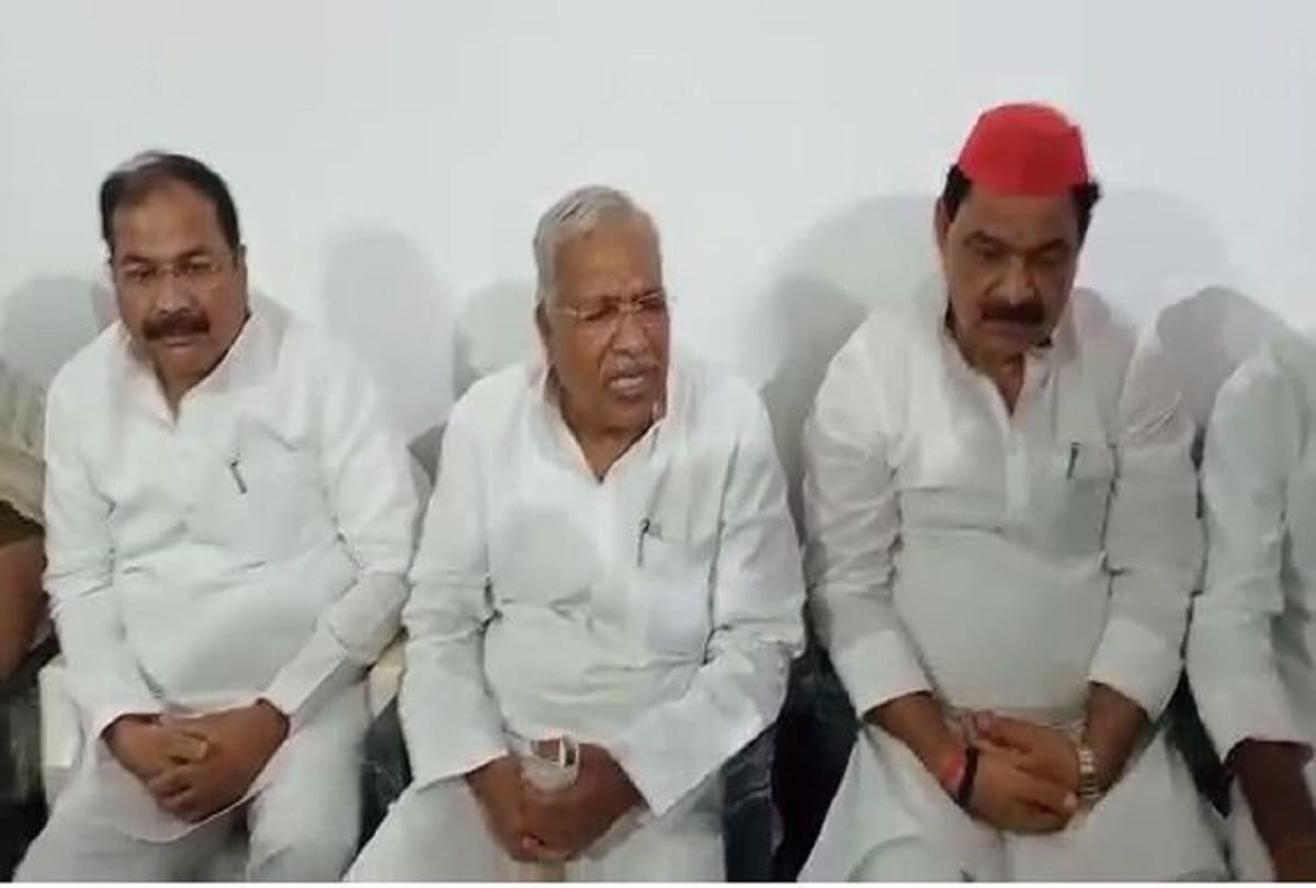 Viral Video Of Abusing Former Minister Ambika Chaudhary angry after FIR registered threat for mass protest accuse bjp for incident