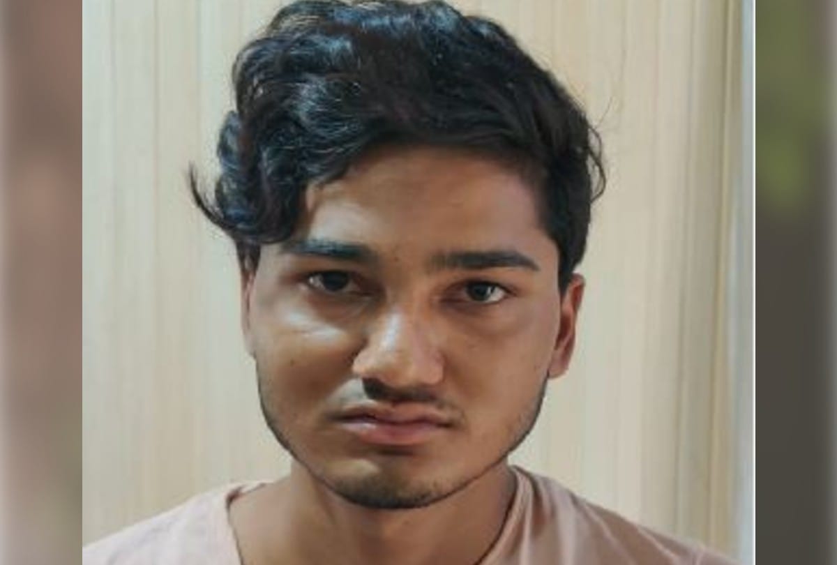 accused arrested for blackmailing by talking obscene in girl voice in agra
