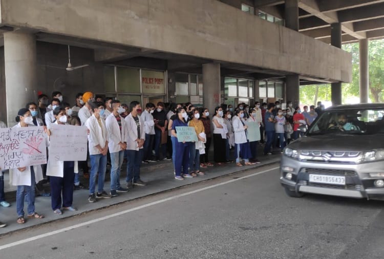 Doctors of GMCH 32 Protested in Chandigarh