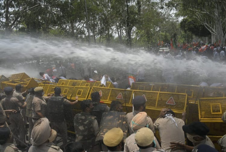 BJP Yuva Morcha protest outside Punjab CM Amarinder Singh residence in Chandigarh 