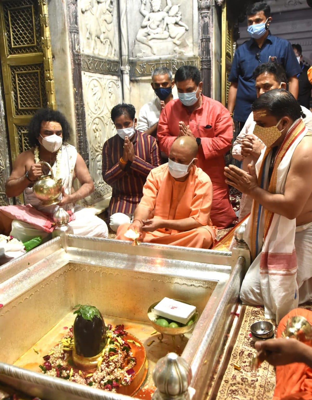 up cm yogi adityanath varanasi visit today: CM yogi worshiped Kashi Vishwanath mandir wished well for state people