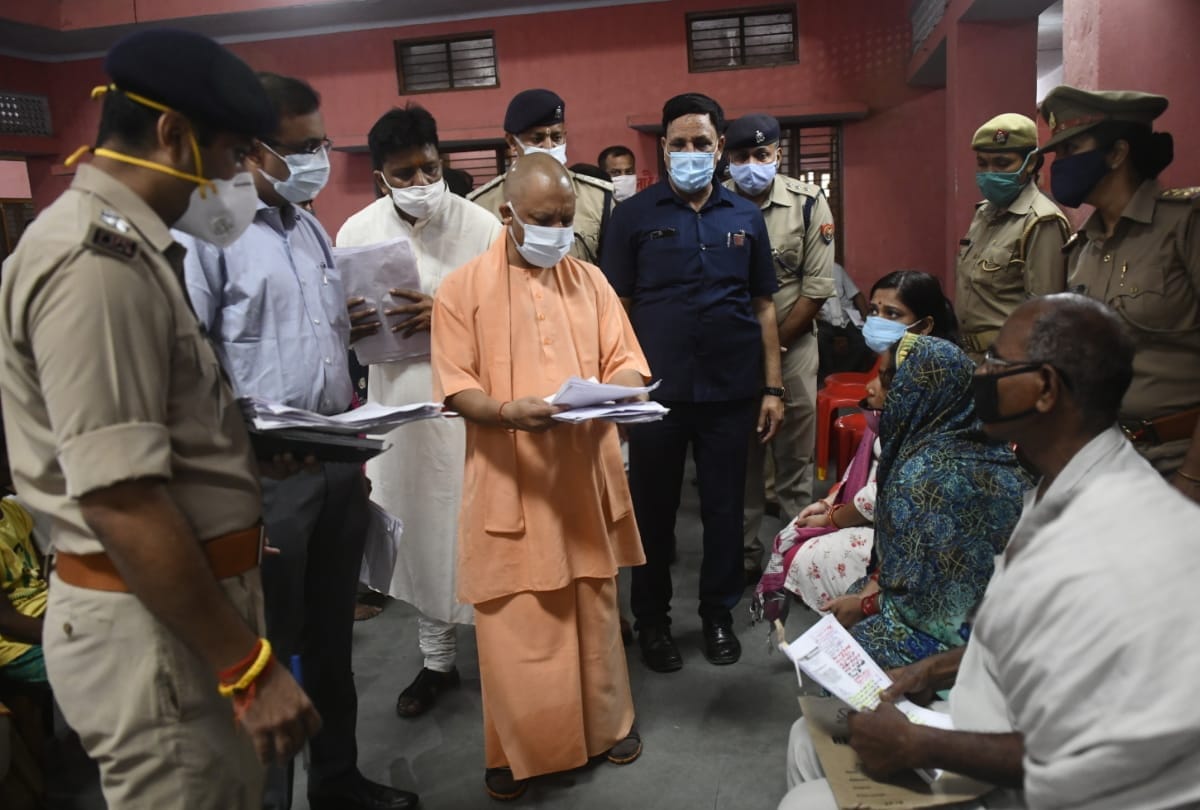 CM yogi listen problem in Janta darbar at Gorakhnath mandir