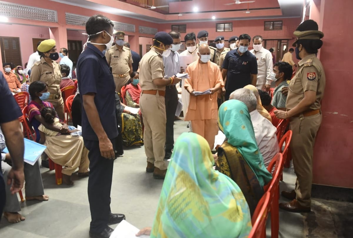 CM yogi listen problem in Janta darbar at Gorakhnath mandir