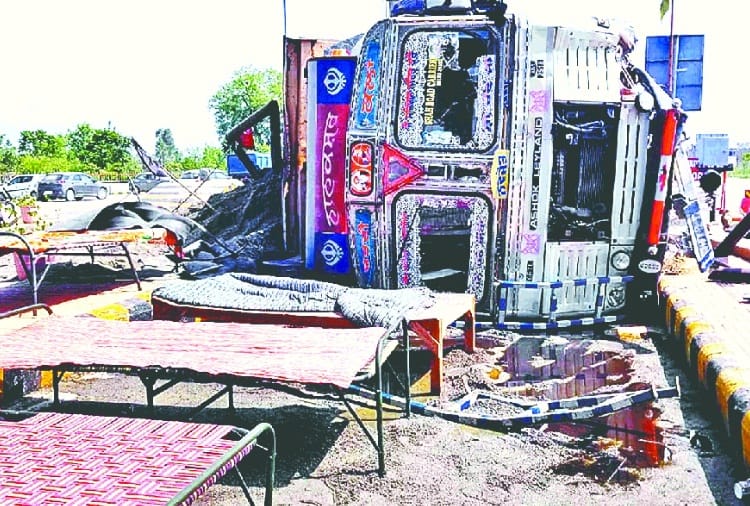 Truck overturned near farmers protesting site in Pathankot Of Punjab