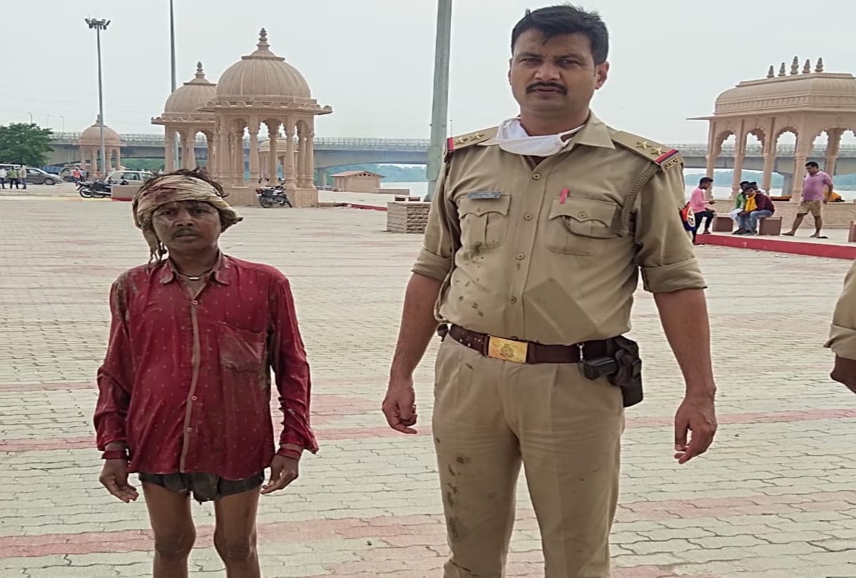 youth got trapped in swamp police saved his life in Gorakhpur