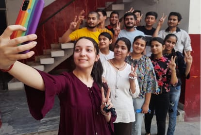 JKBOSE 12th Result Auto driver's daughter and Divyang student performed brilliantly