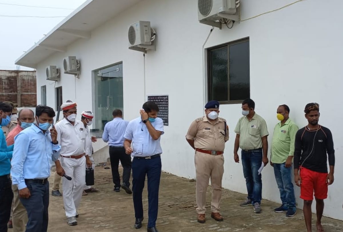 Properties worth one crore were attached on orders of Deoria DM
