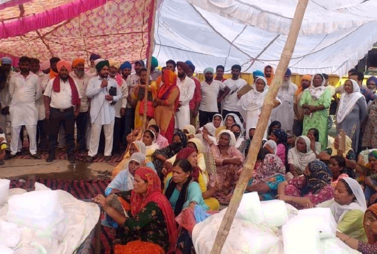 Family members protests against police by keeping four dead bodies on the road in Batala