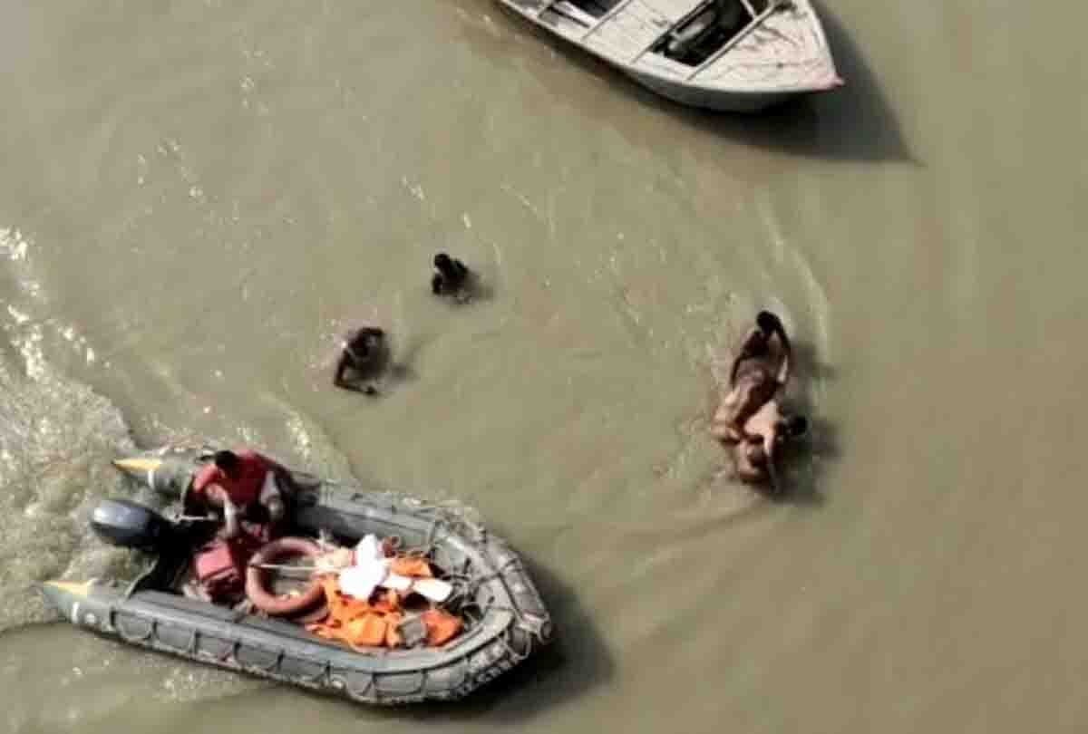 Kannauj: Two youths who came to bathe in the Ganga drowned, one died, the other was rescued by divers