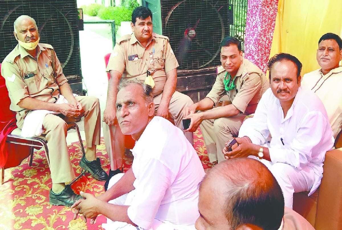 firing during workers clashes in congress training camp in mathura