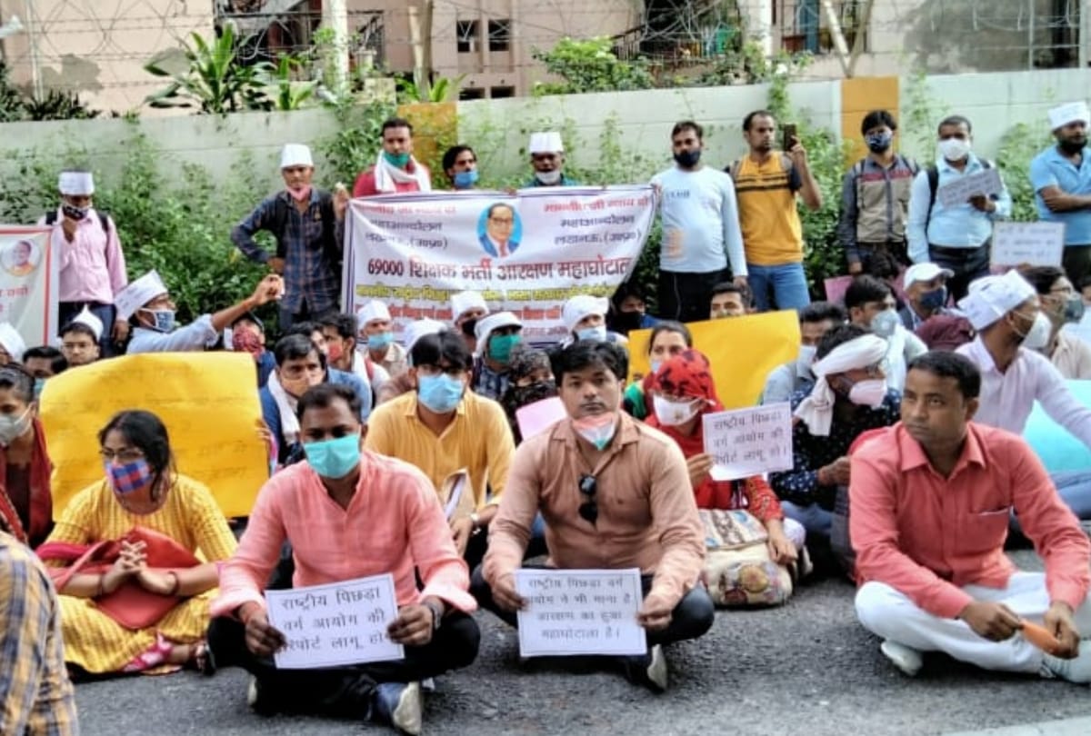 Applicants protest in front of basic shiksha minister home in Lucknow.