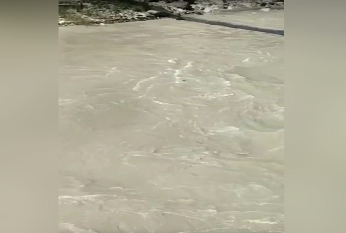 young man jumped in the overflowing Sutlej river at Rampur Bushahr shimla
