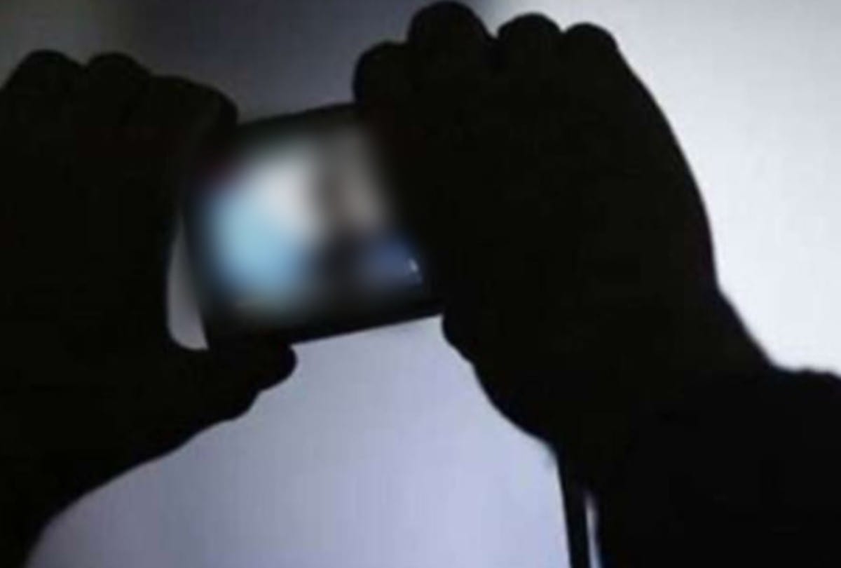 A woman shoot a vulgure video of a police man in Lucknow.