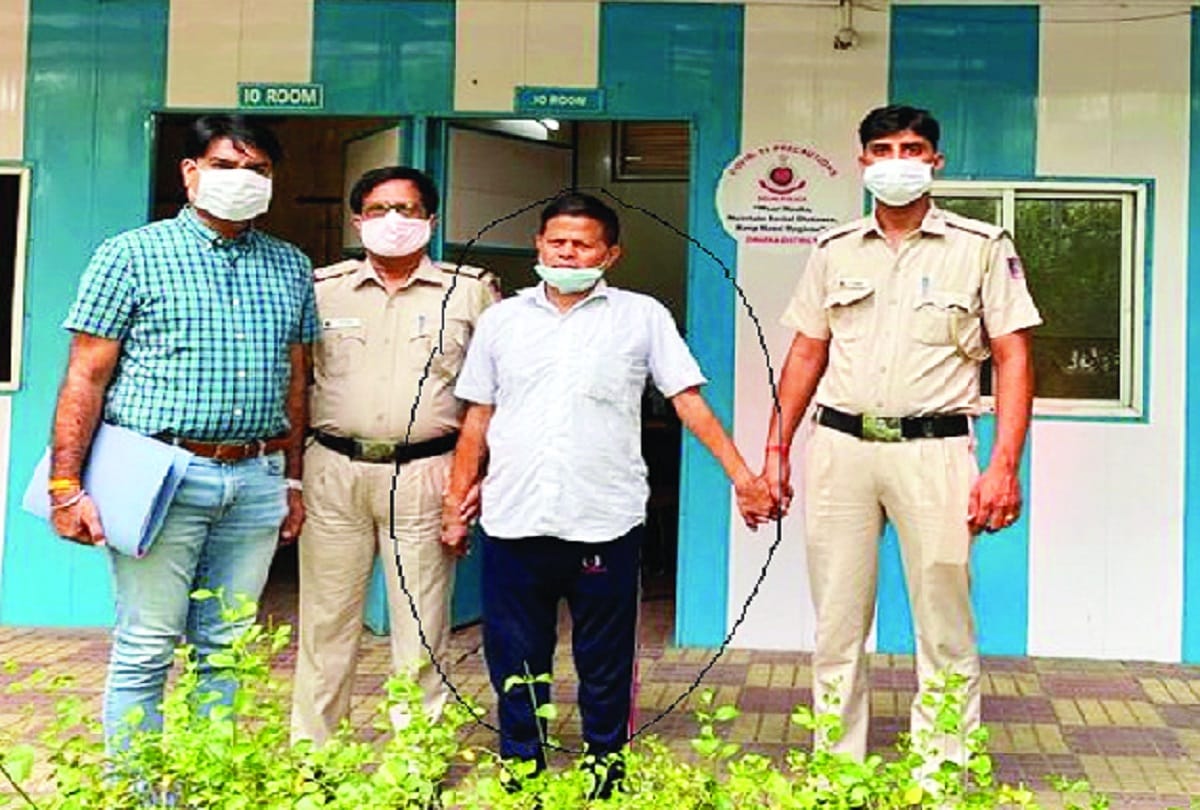 Delhi news : Accused of cheating was in meerut in disguise of dhage wala baba 