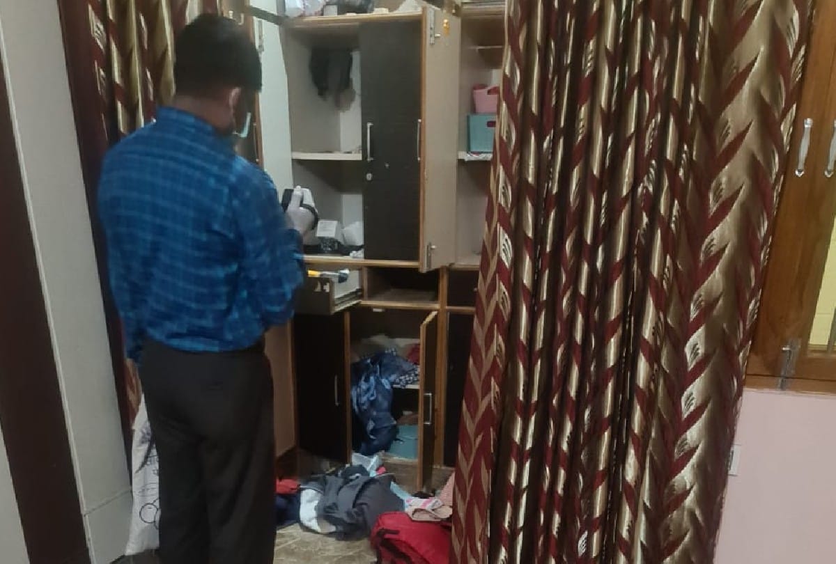 thieves stole cash and jewellery from the principal house in Mathura