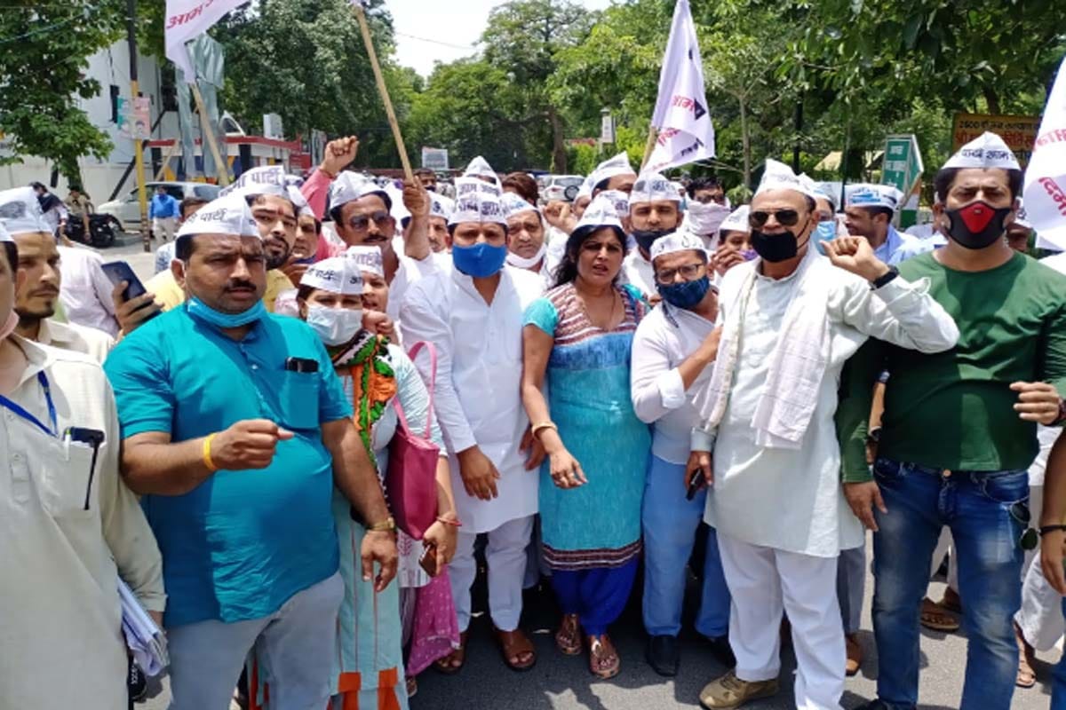 Meerut: Aam Aadmi Party workers protest at the commissionerate regarding health equipment purchase scam