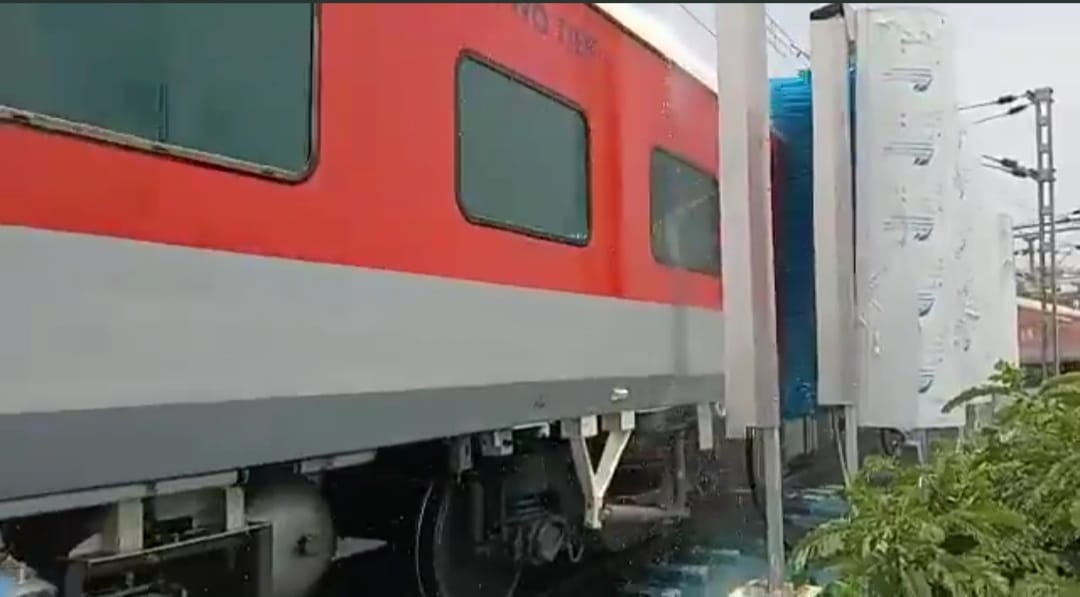 Automatic Coach Washing Plant started at Manduwadih Coaching Depot Railway Minister Piyush Goyal informed by tweeting