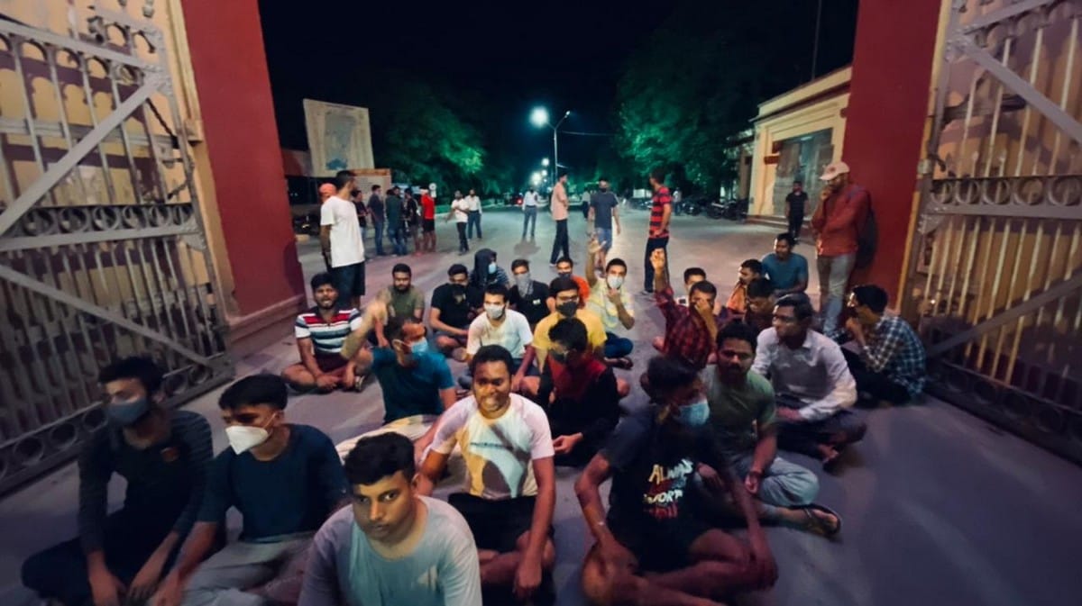 BHU Security gaurds beat up student for plucking mangoes students protest at main gate 