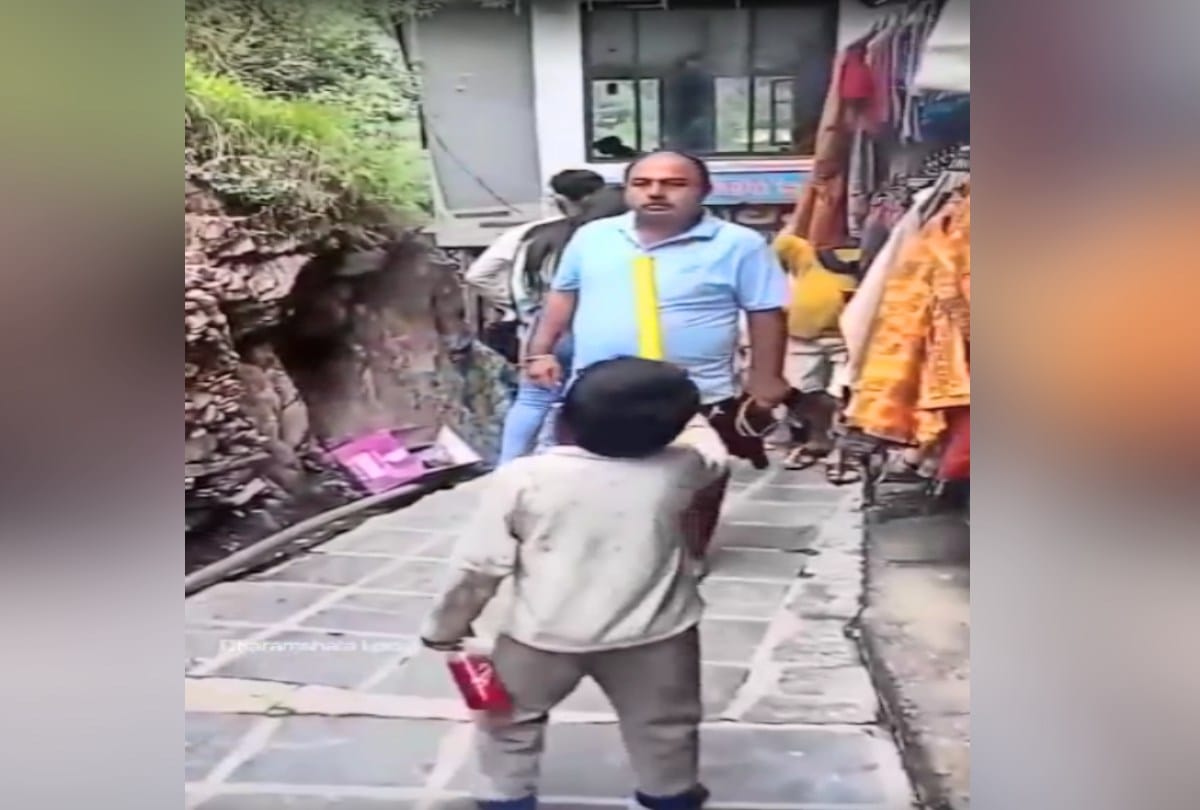 a child is teaching a lesson to tourists roaming around without a mask In Bhagsunag dharamshala himachal
