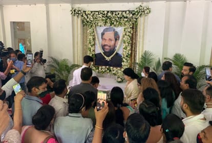 पिता की तस्वीर पर पुष्प अर्पित करते चिराग पासवान