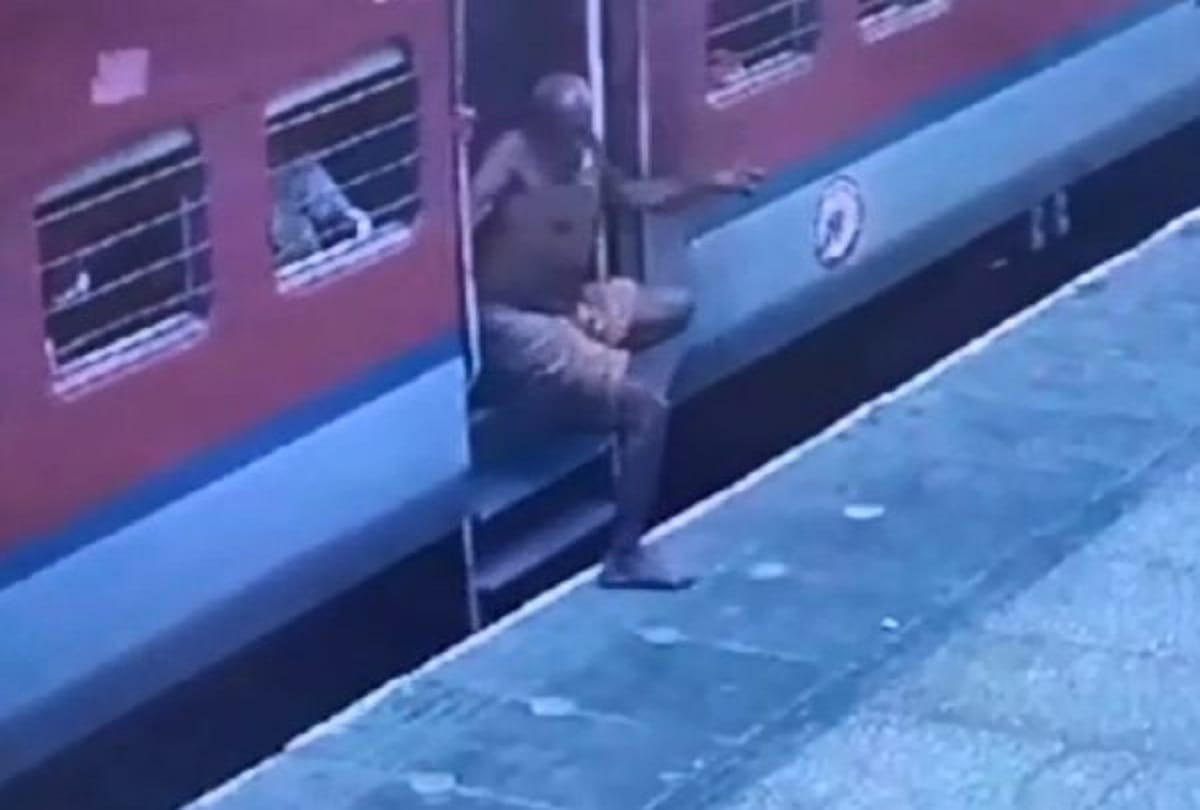 man jumping out of Gomati express train falls down RPF personnel saves life