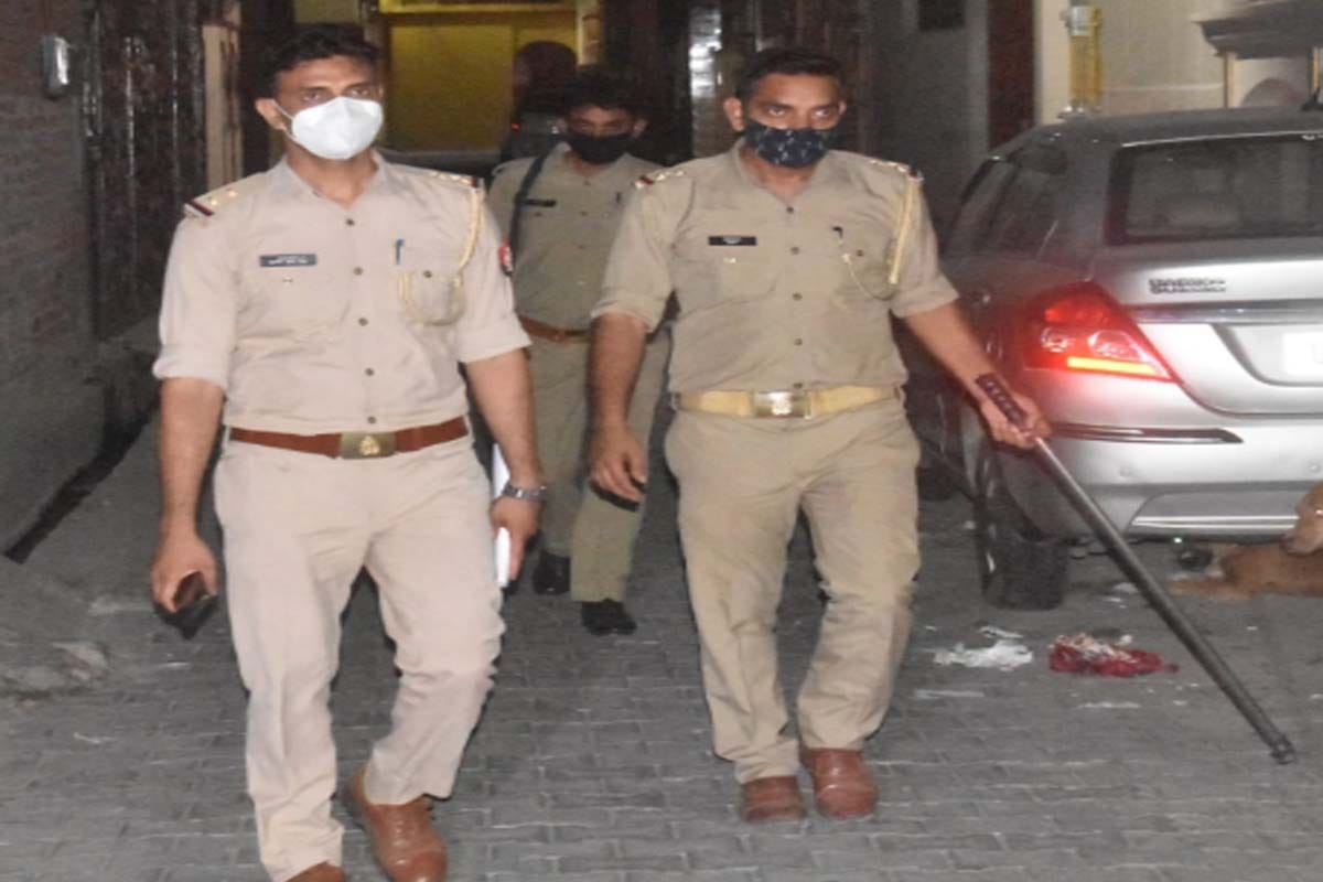 UP News: Inspector has deducted one lakh rupees challan of bike rider in Meerut