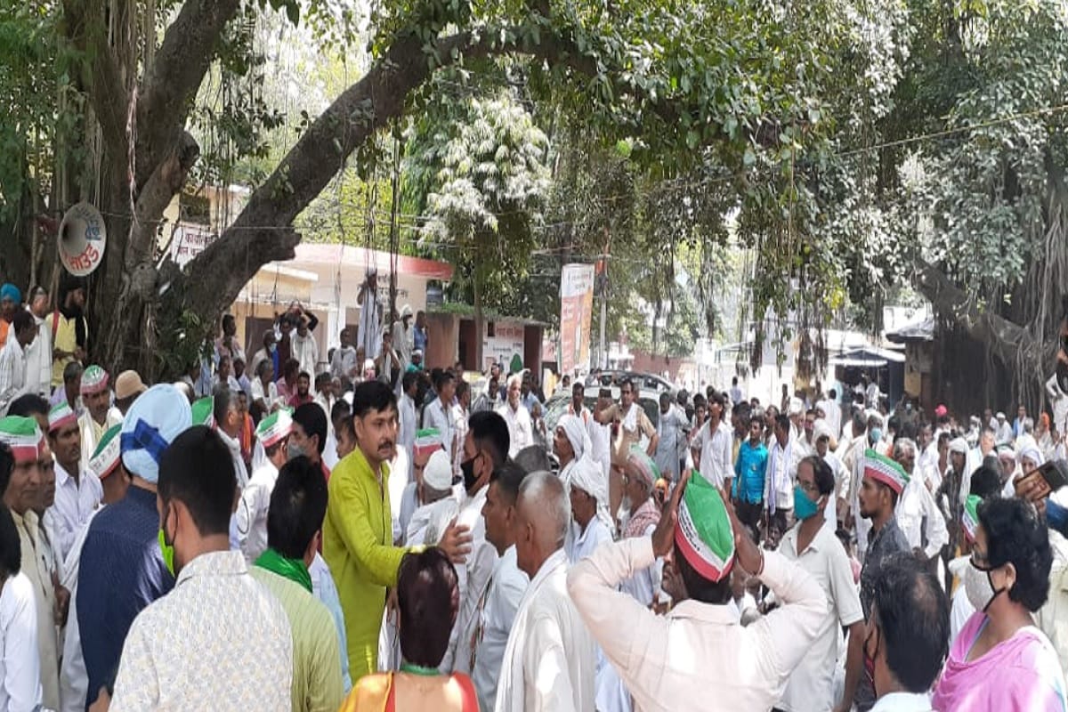 The farmers has protest started in DM office in Bijnor of Uttar Pradesh