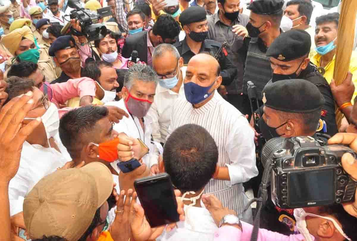 Attempts to enter Defense Minister Rajnath Singh's car in order to take photos