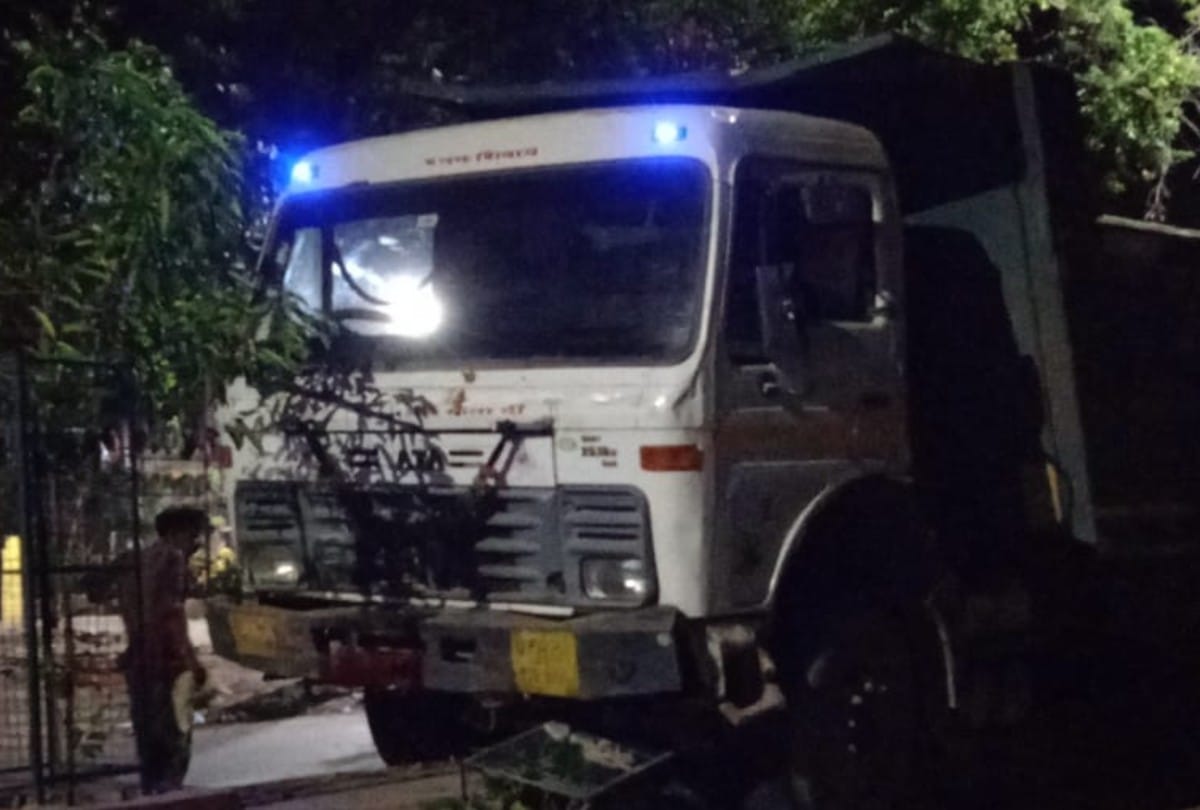 man dies after crushed by dumper two injured in agra