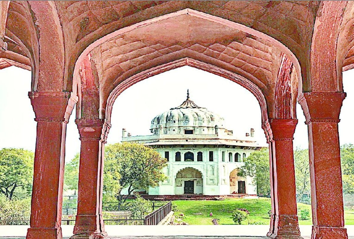 Agra Sadiq Khan Tomb History in Hindi