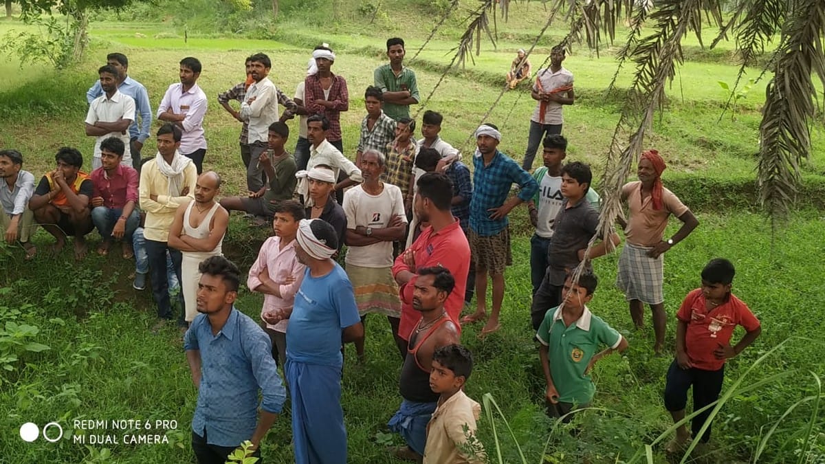 dead body found of halwai hanged on tree missing from two days in sonbhadra