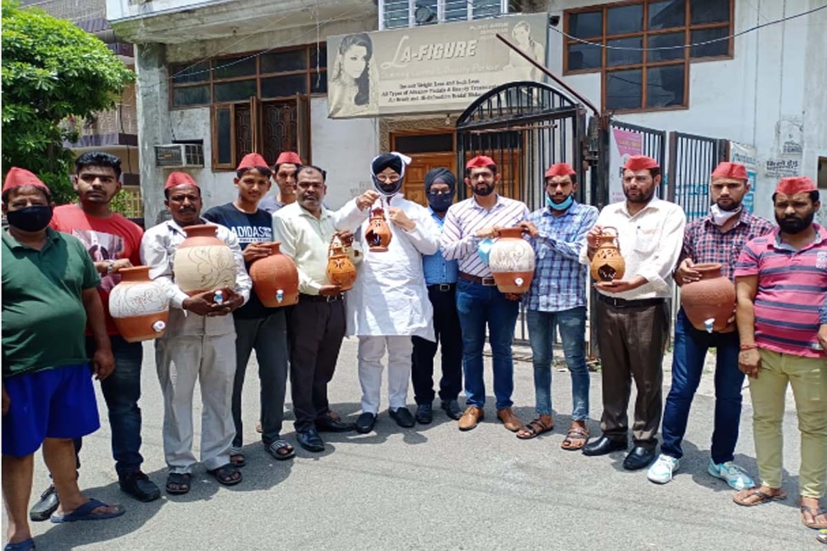 Meerut: Public upset due to continuous power cuts, SP workers demonstrated with pots and lanterns